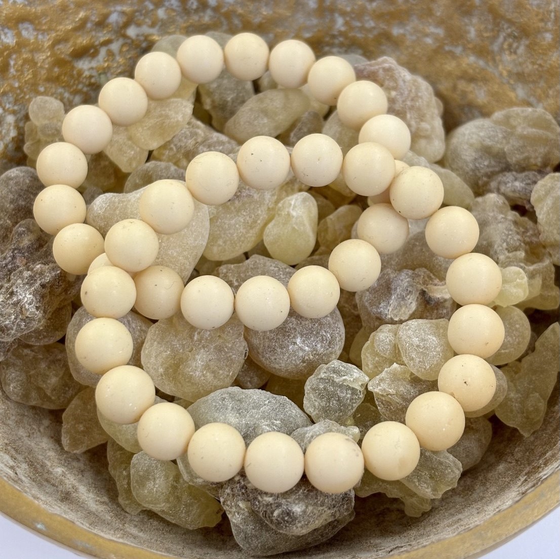 Valódi tömjénből speciális eljárással készült, mely lehetővé teszi, hogy ékszerként is kifejthesse jótékony hatását.